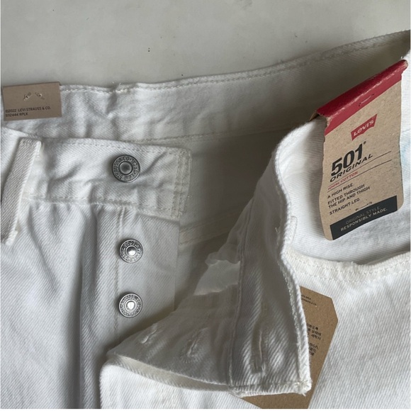 NWT Levi’s 501 White High Rise Straight Leg Distressed Raw Hem Jeans 27x32 - Picture 4 of 7